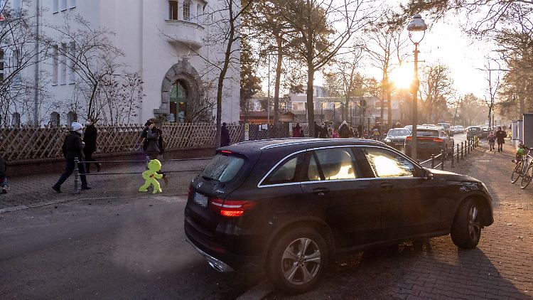 Kinder in möglichst großen Autos zur Schule zu bringen, ist vermutlich aus mehreren Gründen nicht sinnvoll.