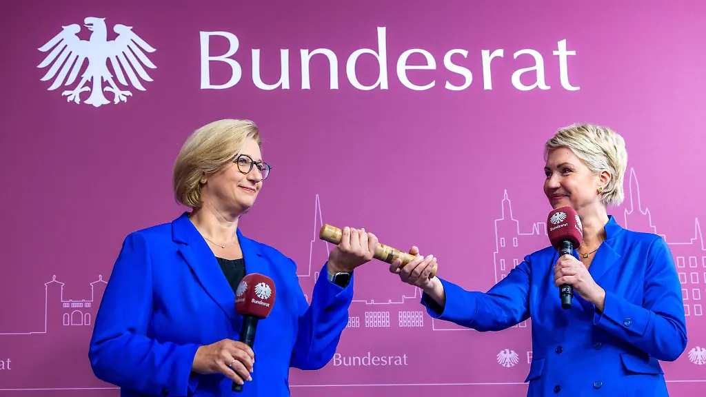 Nach-einem-Jahr-wird-obligatorisch-gewechselt-Von-Mecklenburg-Vorpommerns-Ministerpraesidentin-Manuela-Schwesig-SPD-r-uebernimmt-ihre-saarlaendische-Amtskollegin-Anke-Rehlinger-l-SPD-das-Amt-der-Bundesratspraesidentin