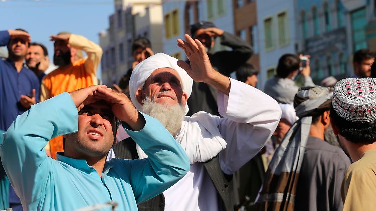 Ende September hängen die Taliban in der Stadt Herat die Leichen vier mutmaßlicher Entführer.