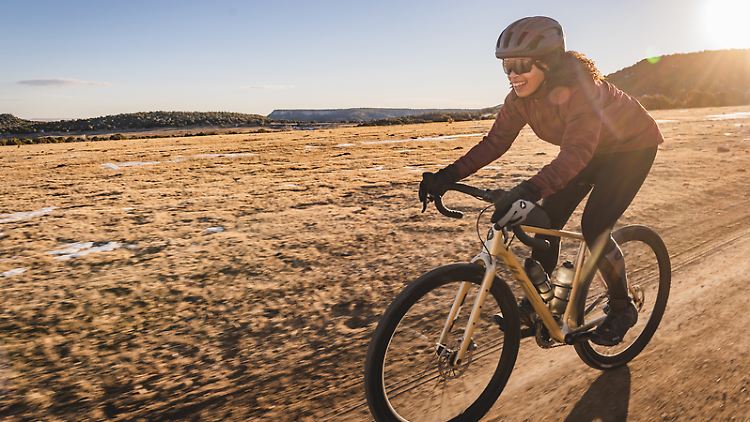 Gravelbikes funktionieren im Gelände und auf Asphalt gut.