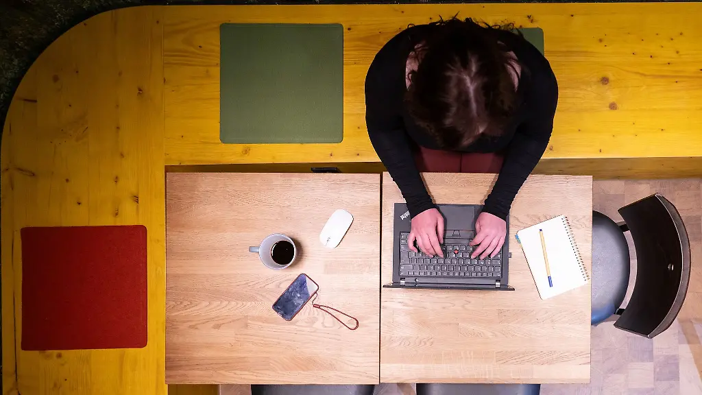 Sollte-man-dosiert-von-zu-Hause-arbeiten-wenn-man-krank-ist-Symbolbild