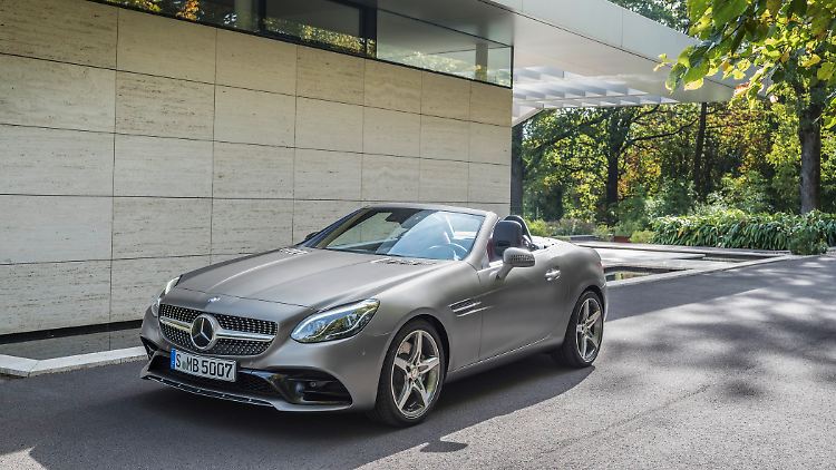 Der seit 2011 gebaute Mercedes SLK (Typ 172) will eine Mischung aus agilem Sportler, entspanntem Cruiser und praktischem Alltagsbegleiter sein.