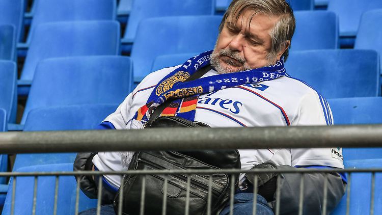 Dieser HSV-Fan fand seinen Stadionbesuch 2016 ermüdend, auch jetzt kommen nur wenige in Hamburg zur Partie gegen Düsseldorf.