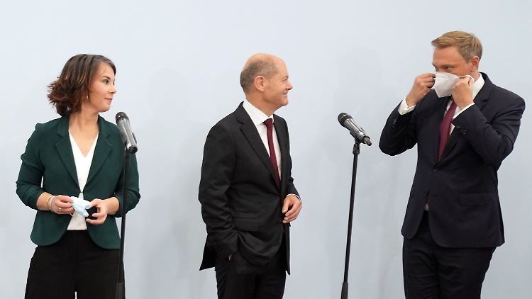 Die Parteichefs Baerbock, Scholz und Lindner (v.l.) wollen nun Koalitionsverhandlungen empfehlen.