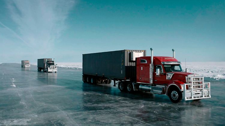 Für eine sichere Fahrt auf der Eisstraße sind die Trucker schon zu spät.