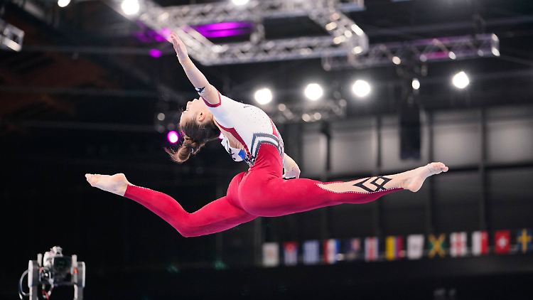 Schäfer-Betz trägt seit kurzem einen Doppelnamen, nachdem ihr Stiefvater sie adoptiert hat.