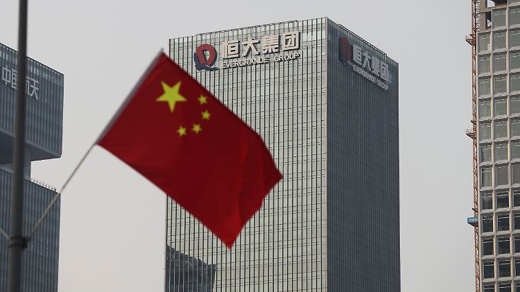 Evergrande versucht derzeit, Geschäftsteile zu verkaufen um an Geld zu kommen. 