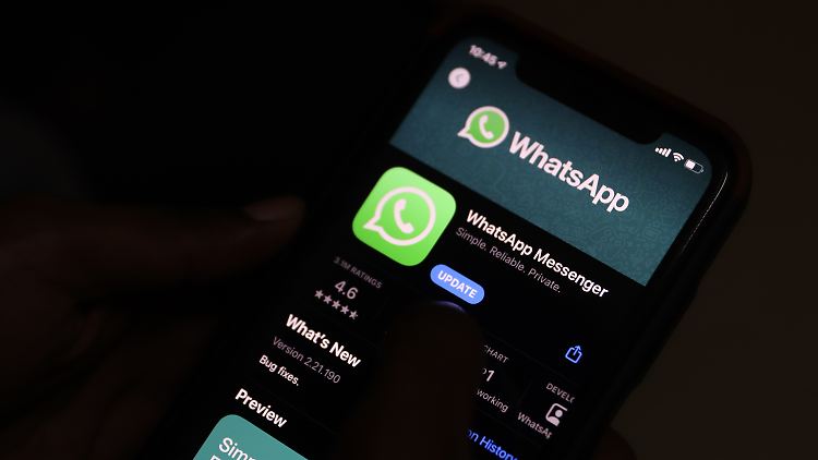 Ein Statusfoto auf WhatsApp sorgt nun in Augsburg für Ermittlungen wegen des Vorwurfs der Kinderpornografie.