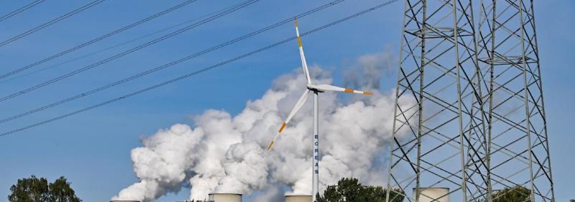 Wasserdampf steigt aus den Kühltürmen des Braunkohlekraftwerks Jänschwalde der Lausitz Energie Bergbau AG (LEAG). Foto: Patrick Pleul/dpa-Zentralbild/dpa/Archivbild