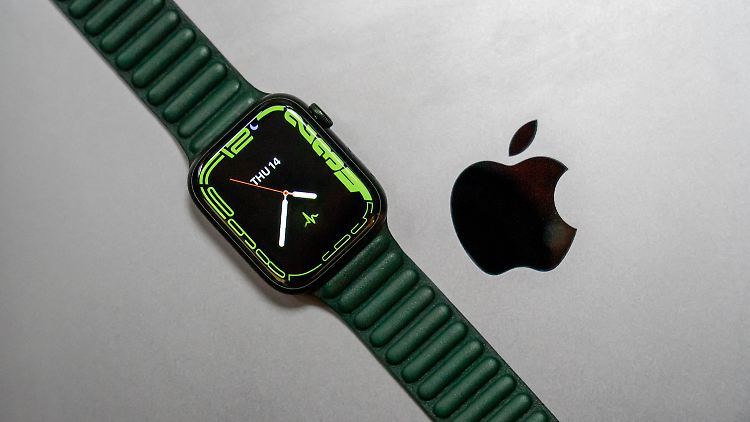 Die grüne Apple Watch 7 (45 mm) kostet mit passendem Lederarmband rund 480 Euro.