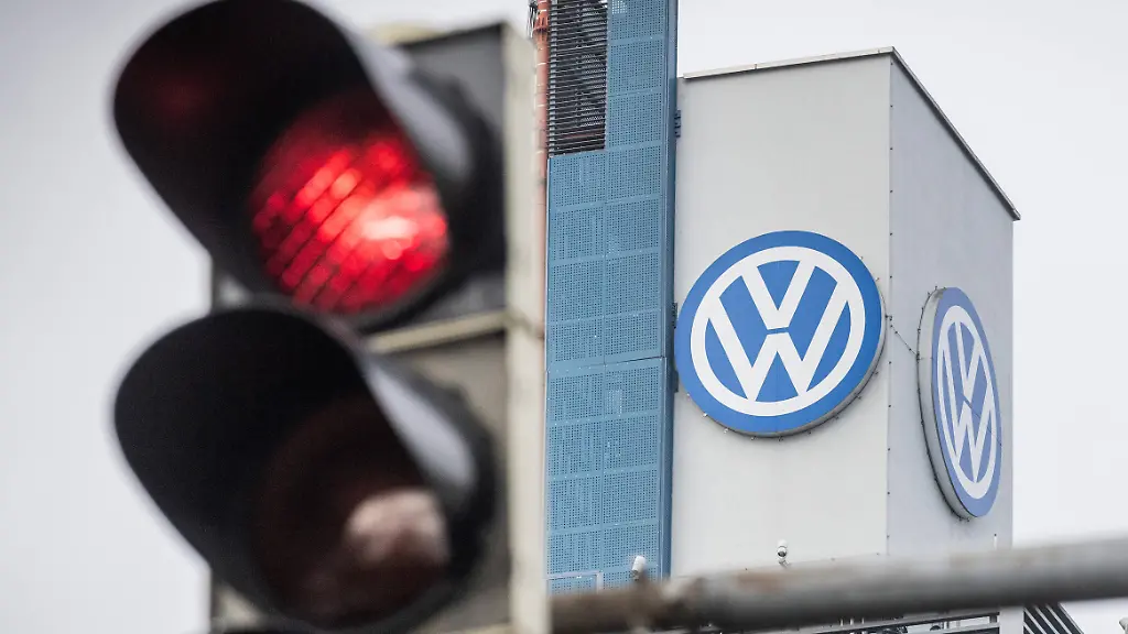 Eine-Ampel-vor-einem-Turm-des-VW-Werks-in-Osnabrueck-zeigt-Rot