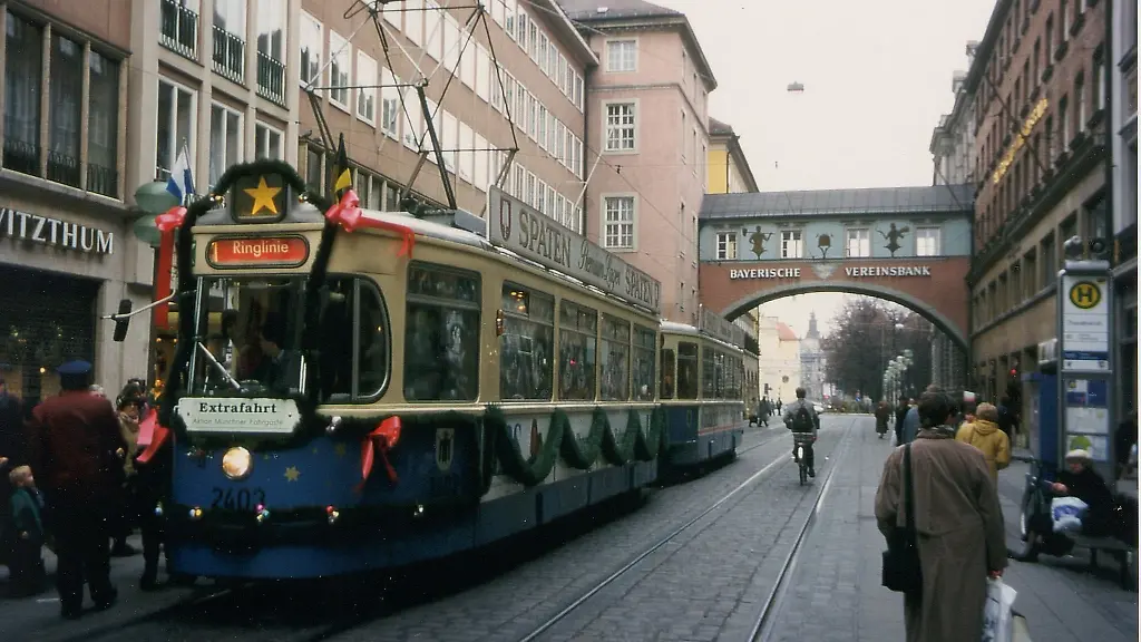 Die-Muenchner-Christkindl-Trambahn-fuhr-das-erste-Mal-im-November-1994