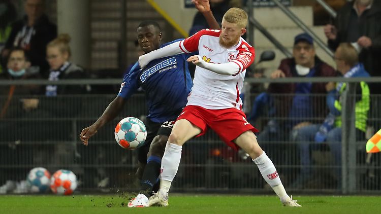 Viel Intensität, aber keinen sportlichen Sieger: Das Spitzenspiel in der 2. Fußball-Bundesliga zwischen Paderborn und Regensburg endete Unentschieden. 