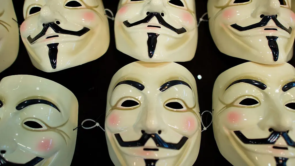 Einer-der-Taeter-trug-eine-sogenannte-Guy-Fawkes-Maske