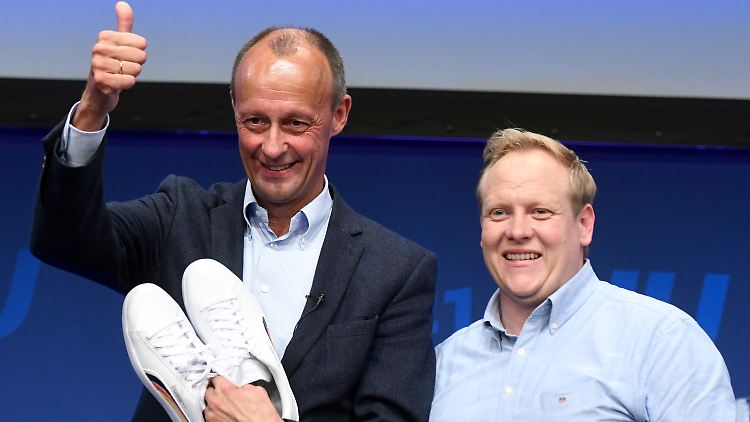 Beim Deutschlandtag der Jungen Union gibt es für Friedrich Merz - hier neben Tilman Kuban - ein Paar Sneaker.