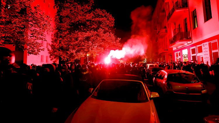 Bei Protesten gegen die Räumung flogen auch Flaschen in Richtung der Polizei.