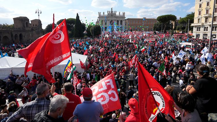 "Nie wieder Faschismus" forderten nach Angaben des Veranstalters rund 200.000 Menschen bei Protesten gegen die rechtsextreme Partei Forza Nuova in Rom. 