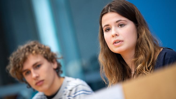 Die "Fridays for Future"-Aktivisten Blasel (r.) und Neubauer sind enttäuscht von den Plänen der möglichen Ampel-Koalition zum Klimaschutz. 