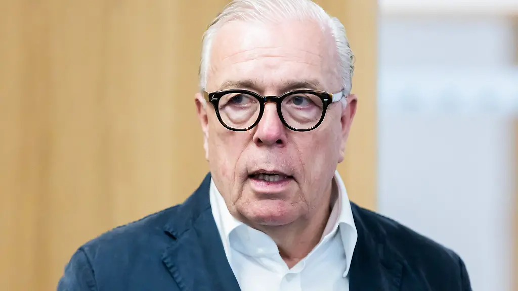 Aerztepraesident-Klaus-Reinhardt-kann-sich-Krankschreibungen-auch-nur-fuer-einige-Stunden-am-Tag-vorstellen
