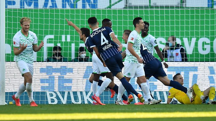 Bochum jubelt über das 1:0 durch Losilla, Fürths Griesbeck (l.) kann es nicht fassen. 