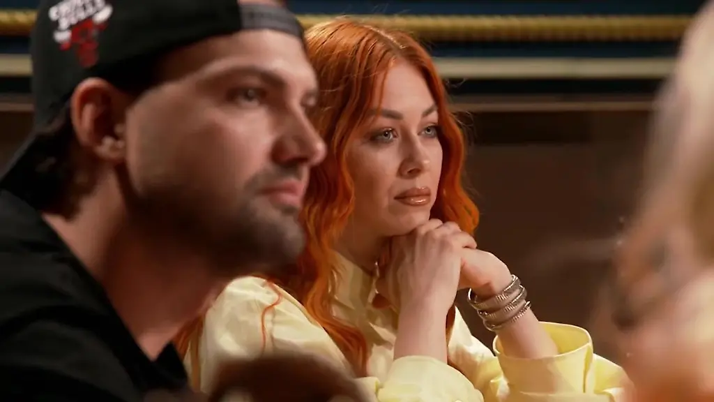 Verraeterin-Oana-Nechiti-muss-am-Runden-Tisch-zittern-Quelle-RTL