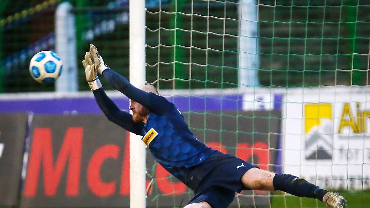 Keeper Aaron McCarey verlor die Nerven -gegenüber dem eigenen Mitspieler.