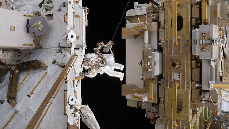 Auch bei Außeneinsätzen können künftige Sternschnuppen entstehen: Die Astronauten tragen Windeln.