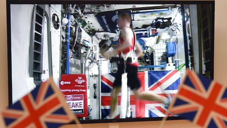 Der britische Astronaut Tim Peake lief auf einem Laufband in der ISS einen Marathon - berechnet nach irdischen Kilometern.