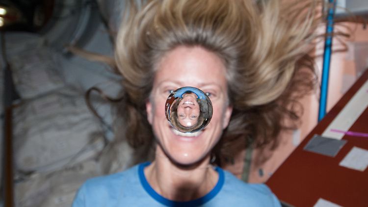 Schwerelosigkeit an Bord der ISS: Astronautin Karen Nyberg beobachtet eine Wasserblase, die frei zwischen ihr und der Kamera schwebt.