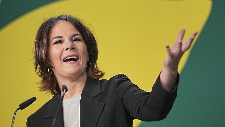 Baerbock und der Co-Vorsitzende Habeck überzeugten die Delegierten mit ihrem Sondierungsergebnis - jetzt muss nur noch die FDP Koalitionsverhandlungen zustimmen.