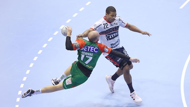 Tim Hornke vom SC Magdeburg liegt in der Luft.