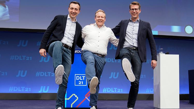 Einig beim Schuhwerk: CDU-Generalsekretär Ziemiak, JU-Chef Kuban und CSU-Generalsekretär Blume tragen Sneaker der Jungen Union.