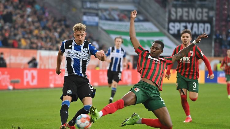 Reece Oxford (r.) räumt hinten ab und trifft vorne: 