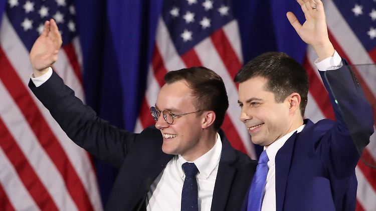 Buttigieg (r.) ist der erste offen schwule Minister der USA und hat mit seinem Ehemann Chasten (l.) Zwillinge adoptiert.