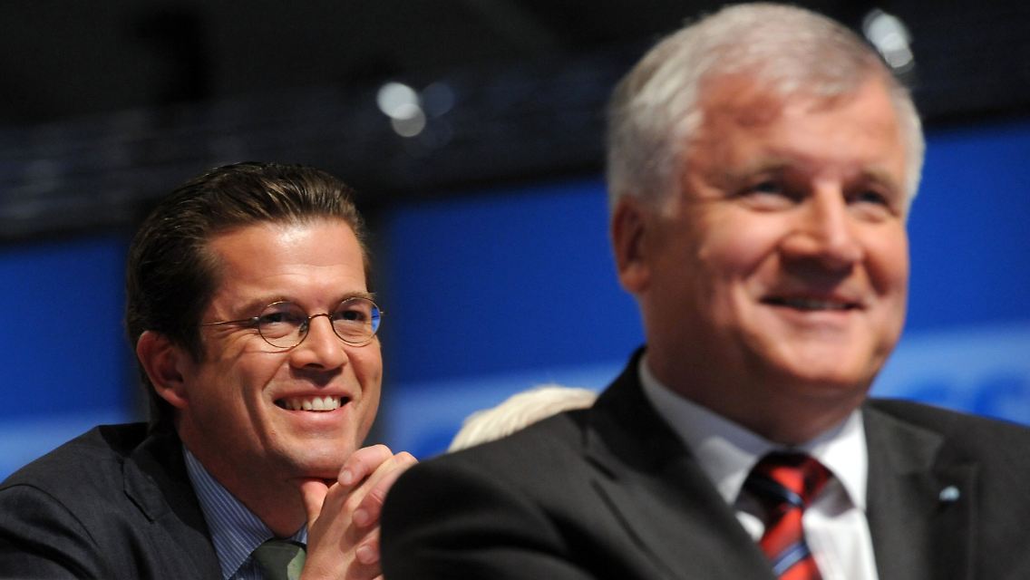 Die CSU legt in der Wählergunst wieder zu. Für Parteichef Seehofer (r) ist das nur bedingt Grund zur Freude.