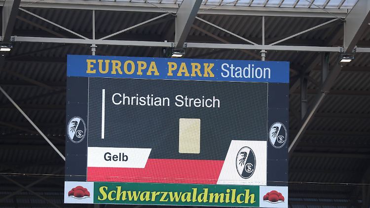 Im neuen Stadion holte sich Trainer Christian Streich direkt eine Gelbe Karte ab.