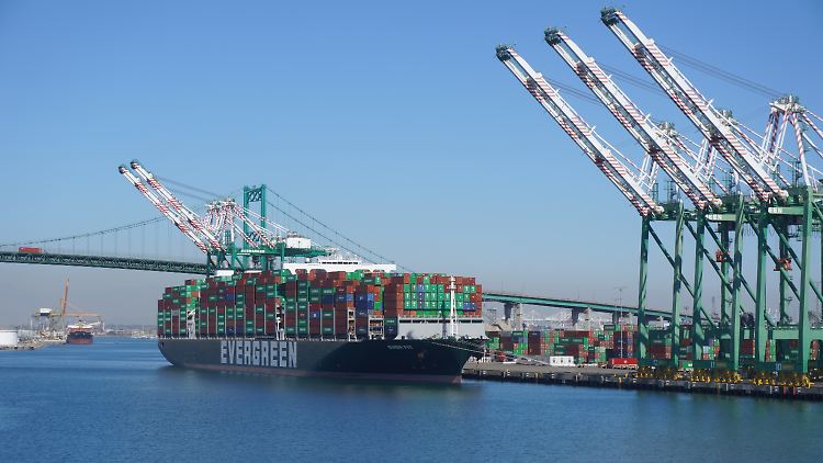 Der Hafen von Los Angeles soll in Dauerbetrieb gehen, um den Rückstau der Waren abzubauen.