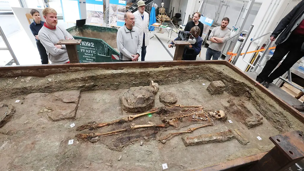 Im-Grab-der-Frau-entdeckten-die-Forscher-viele-damals-wertvolle-Gegenstaende