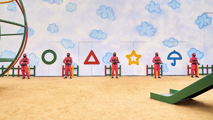 Bei "Squid Game" wird in neun Folgen die Geschichte von knapp 500 Menschen erzählt, die sich alle hoch verschuldet haben.
