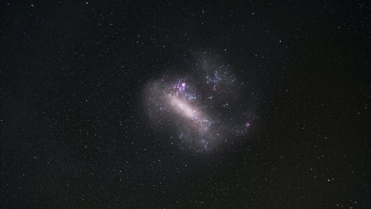 Dieses vom La-Silla-Observatorium der ESO in Chile aufgenommene Bild zeigt die Vermischung von Gas, Staub und Sternen in der Großen Magellanschen Wolke.