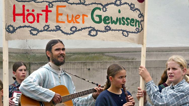Mitglieder der Glaubensgemeinschaft "Zwölf Stämme" demonstrieren 2004 in der Innenstadt von Donauwörth mit Transparenten und Musik gegen die Verhaftung von Mitgliedern ihrer Gemeinschaft. 