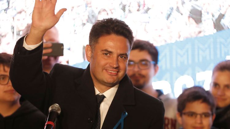 "Wir wollen ein neues, saubereres, ehrliches Ungarn", sagte Marki-Zay nach Bekanntgabe seines Wahlsieges.