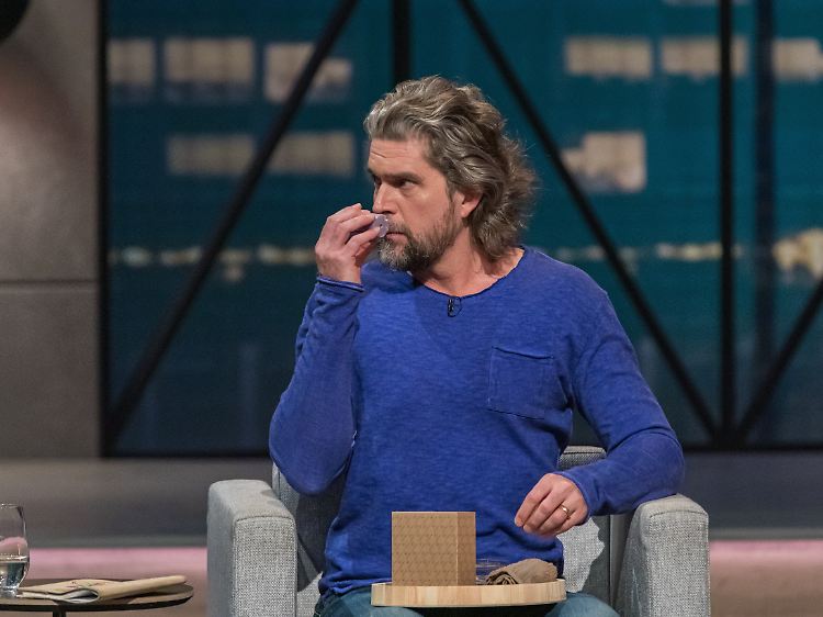 Nils Glagau beschäftigt sich intensiv mit dem Soapflaker-Seifenspender.