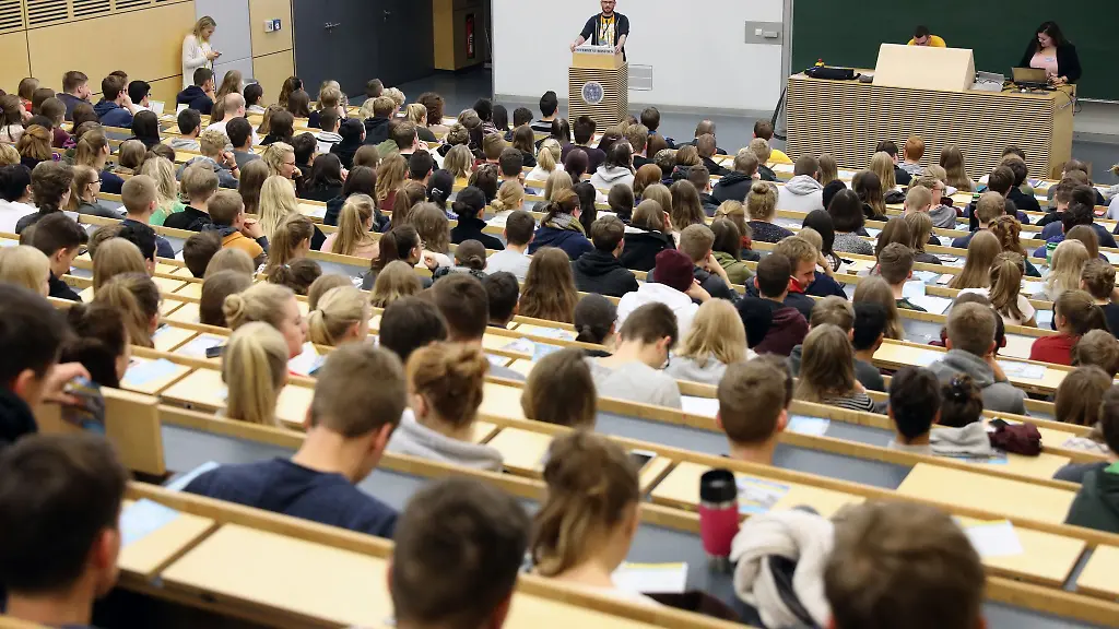 Die-Zahl-der-Studienanfaenger-ist-in-den-vergangenen-sechs-Jahren-in-Mecklenburg-Vorpommern-gesunken