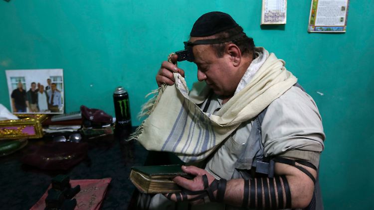 Sabolon Simantow bei einem Gebet in seinem Zuhause in Kabul im Jahr 2013.