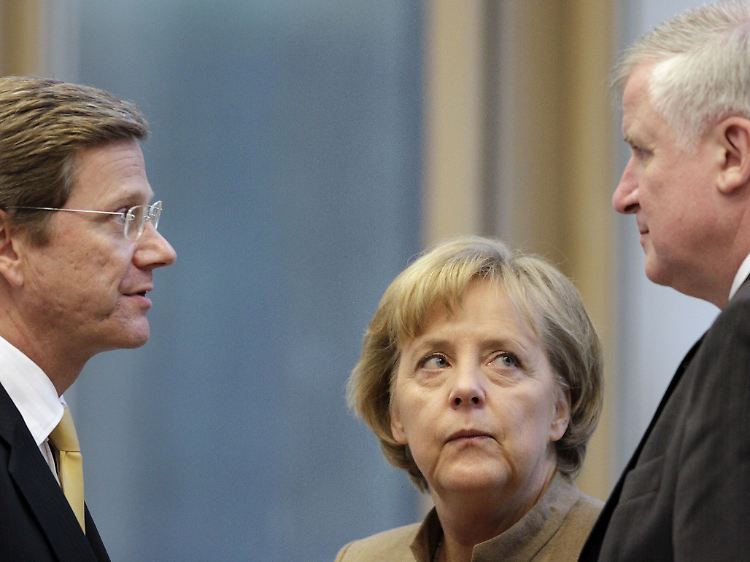 Bundeskanzlerin Merkel und CSU-Chef Seehofer stützen den FDP-Vorsitzenden Westerwelle.