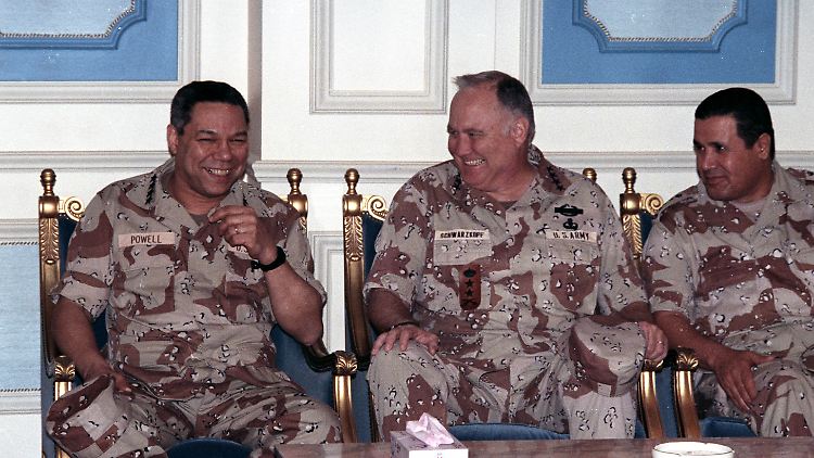 Als erster Afroamerikaner wurde Powell Generalstabschef des US-Streitkräfte. Hier ist er (l.) auf einem Bild von 1991 - zusammen mit dem Befehlshaber der Koalitionstruppen im Zweiten Golfkrieg, Norman Schwarzkopf (m.).