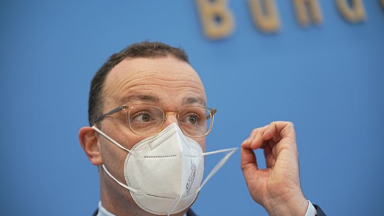 Von "Maske ab" kann nicht die Rede sein: Spahn setzt darauf, dass 3G und AHA-Hygiene-Regeln im Innenraum "unbedingt weiter nötig" seien.