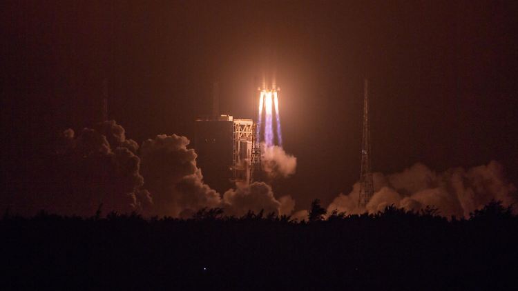 Hier bringt eine Trägerrakete vom Typ Langer-Marsch-7A-Y2 im März einen Satelliten in die Umlaufbahn. 