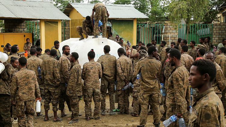 Gefangengenommene äthiopische Soldaten erhalten ihre Wasserration in einem Gefängnis bei Mekelle.